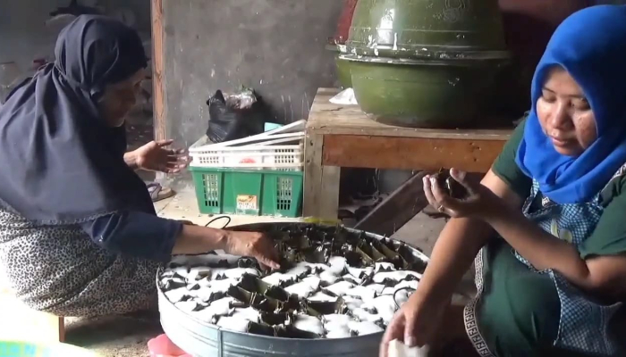 Pengarajin Kue Apem Bohat Saat Melakukan Produksi 