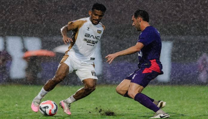 Persik Kediri Tekuk Dewa United 2-1 di Tengah Hujan Deras Stadion Brawijaya