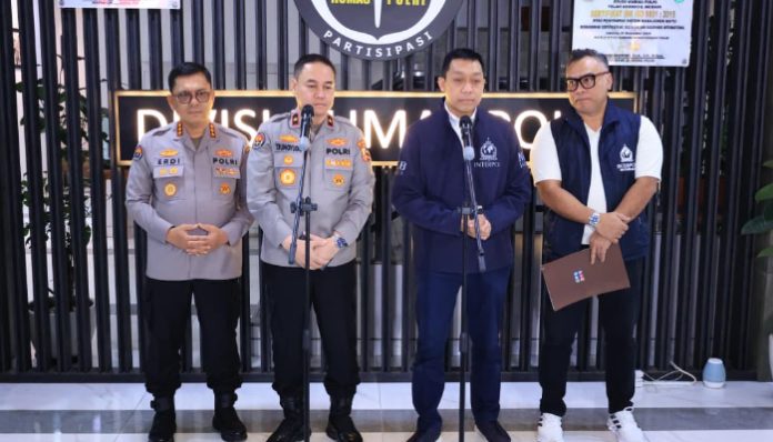 konferensi pers Sekretaris National Central Bureau (NCB) Interpol Indonesia terkait keberadaan Riza Chalid