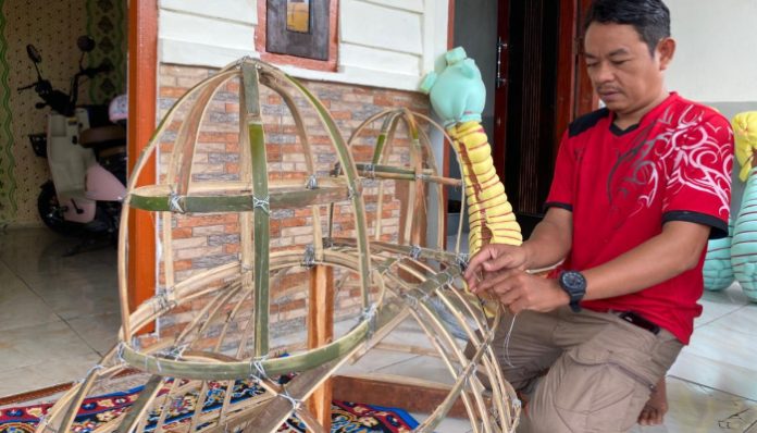 Proses pembuatan replika unta