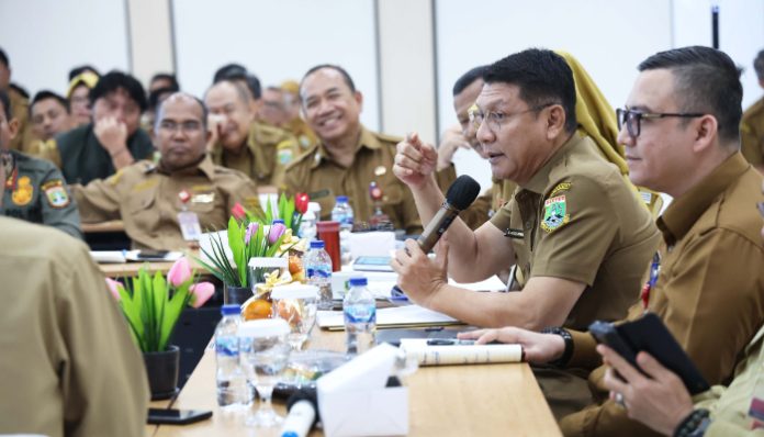 Sekda Provinsi Banten, Deden Apriandhi pimpin Rapat Koordinasi Pemberantasan Korupsi Provinsi Banten Tahun 2026, di aula Inspektorat Provinsi Banten, KP3B, Curug, Kota Serang. (Foto: Adpim Banten)
