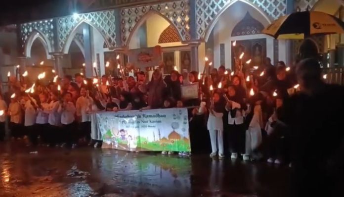 Ratusan Warga Cikande Permai Gelar Pawai Obor Sambut Ramadan 1447 H