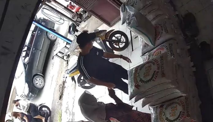 Rekaman kamera pengawas (CCTV) di toko beras.