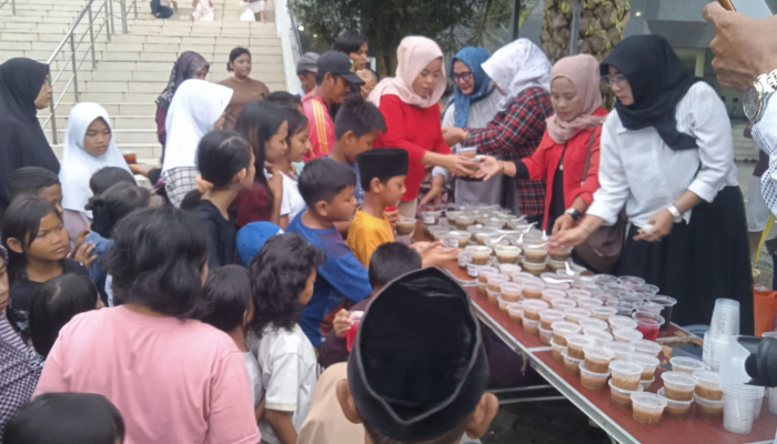 Diserbu Warga! 250 Takjil Gratis Dibagikan Relawan Sahabat Alif di Masjid Agung Rangkasbitung