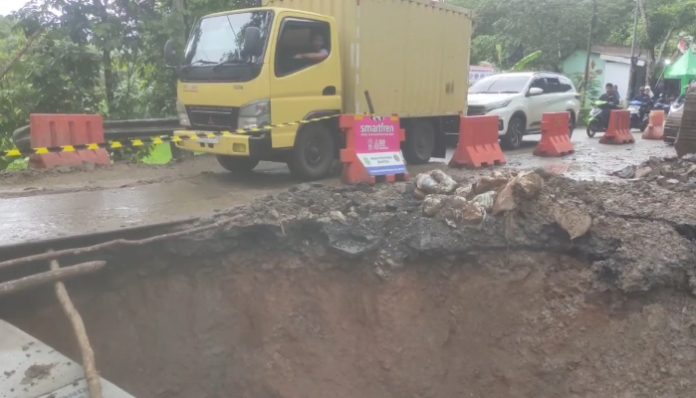 Ruas Jalan Nasional di Labuan-Pandeglang Longsor