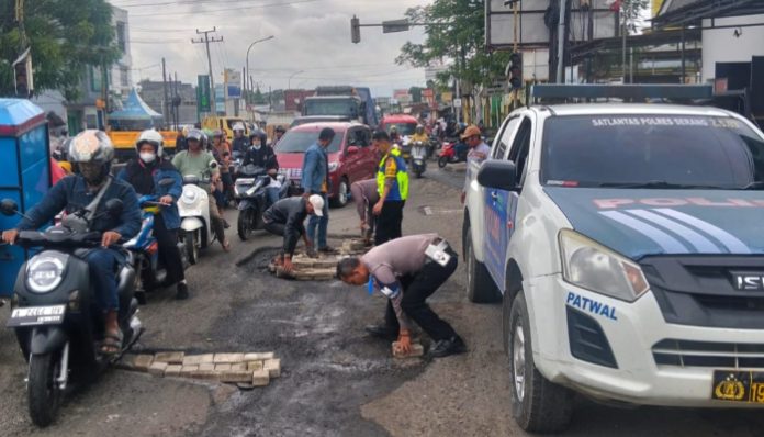 Cegah Kecelakaan, Polisi Perbaiki Jalan Rusak Serang–Tangerang (Foto: Bantentv.com)