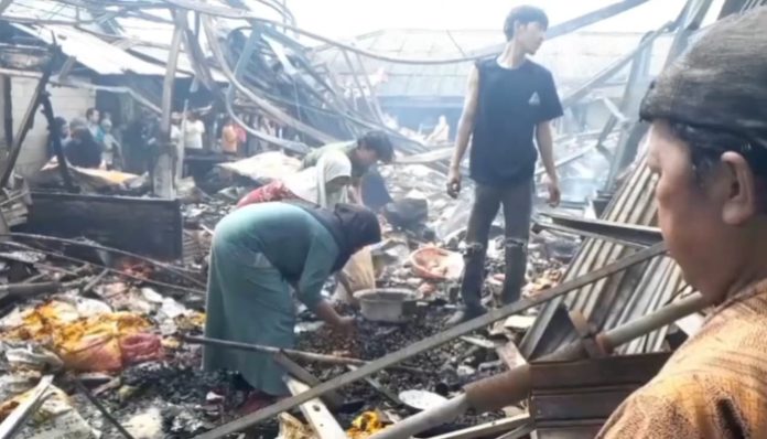Sejumlah pedagang tampak mengais puing sisa kebakaran