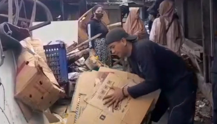 Sejumlah pedagang tampak mengais puing sisa kebakaran