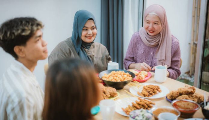 Sekelompok anak muda sedang berbuka puasa bersama (Foto/iStockphoto)