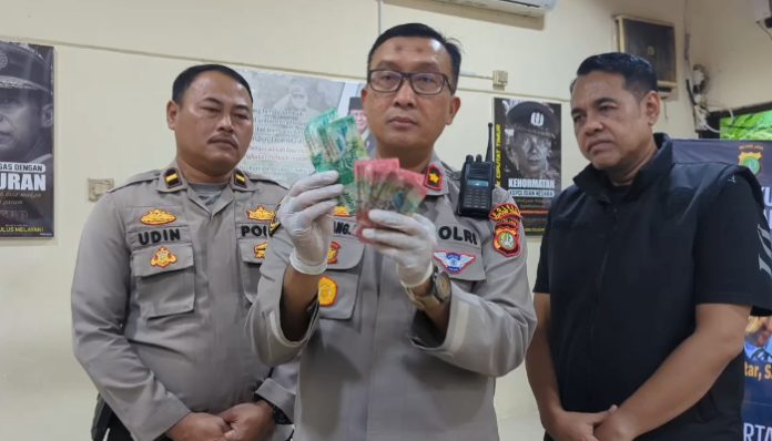 Seorang pemuda berinisial ANA (19) diamankan warga setelah kedapatan menggunakan uang palsu untuk membeli bakso di Jalan Sukamulya Raya, Ciputat, Kota Tangerang Selatan.