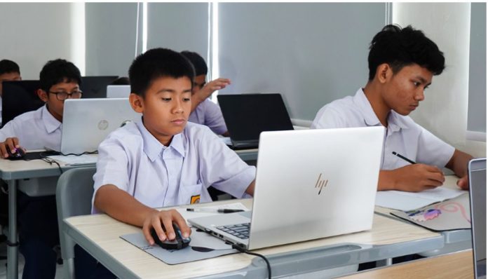 Siswa SMP sedang mengerjakan soal TKA 2026 (Foto/Pinterest)