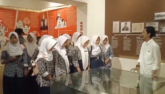 Siswa yang berkunjung ke Museum Multatuli Rangkasbitung
