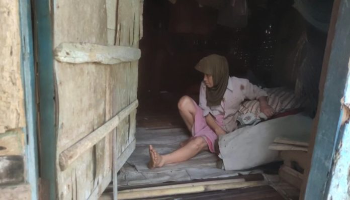 Sumiati (66) warga Desa Tanagara, Kecamatan Cadasari, Kabupaten Pandeglang, hidup sebatang kara di rumah tak layak huni. (Foto: Bantentv.com)