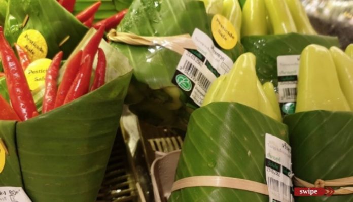 Supermarket Tailan Bungkus Sayur dan Buah Pakai Daun Pisang