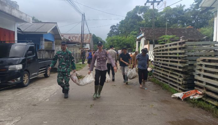 TNI-Polri dan Warga Gotong Royong Bangun Jembatan Darurat di Mandalawangi