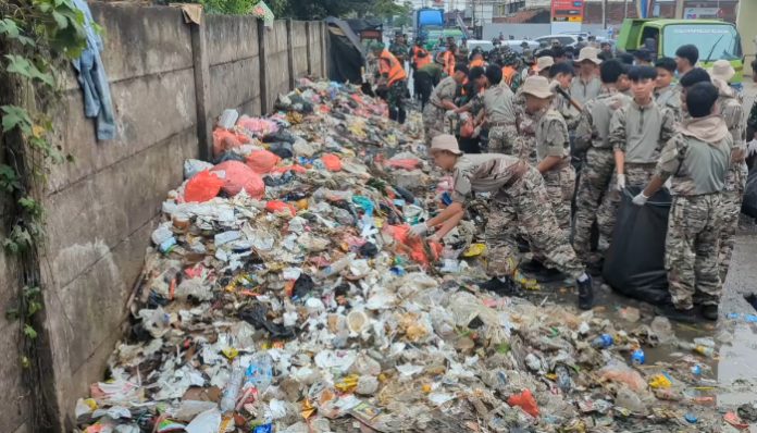TNI–Polri dan Warga Gotong Royong Bersihkan Sampah di Jalan Raya STPI Curug