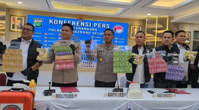 Satuan Reserse Narkoba Polres Tangerang Selatan saat menunjukan barang bukti etomidate dihadapan awak media (Bantentv.com)