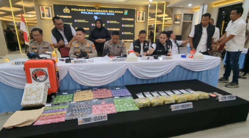 Satuan Reserse Narkoba Polres Tangerang Selatan saat menunjukan barang bukti etomidate dihadapan awak media (Bantentv.com)