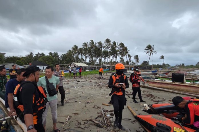 Tim SAR gabungan melanjutkan pencarian remaja asal Tangerang yang terseret ombak di Pantai Camara Pandeglang. (Foto: Istimewa)