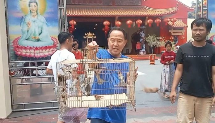 Tradisi Fangsheng dan Mandi Kembang Warnai Perayaan Imlek 2577
