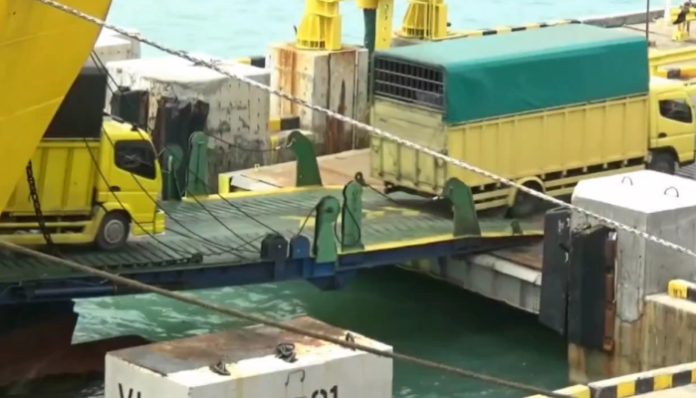 Truk turun dari kapal di Pelabuhan Merak