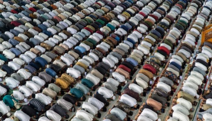 Ilustrasi para muslim tengah melakukan ibadah salat tarawih (LC Photographer)