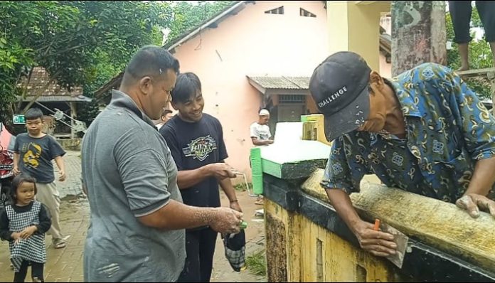 Warga Rancawiru Gelar Bersih-bersih Masjid