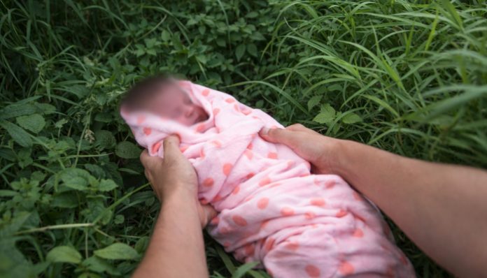 Warga Tanara digegerkan dengan penemuan bayi yang ditelantarkan di semak-semak pinggir jalan. (Foto: Ilustrasi)
