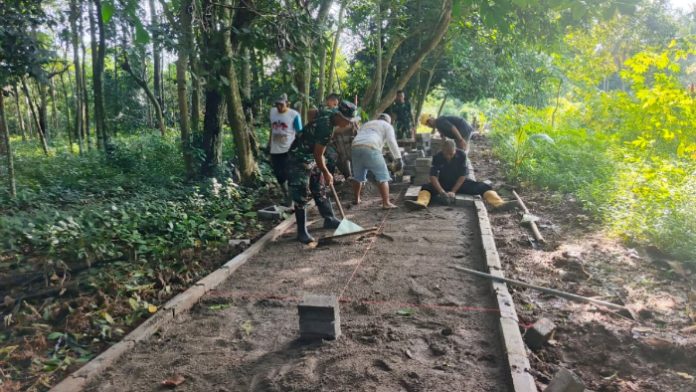 Warga dan Personil Kodim Serang Gotong Royong Bangun Jalan di Sukamenak