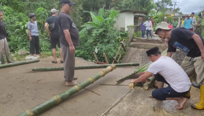 Warga di Mandalawangi Bangun Jembatan Bambu