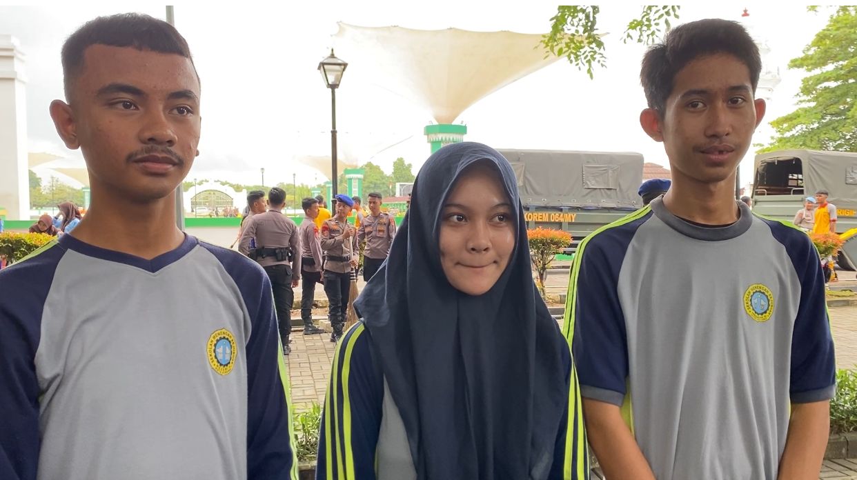Pelajar SMAN 6 Kota Serang ikut bersih-bersih kawasan Banten Lama (Bantentv.com/ Imron)