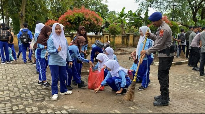 Pelajar SMAN 6 Kota Serang ikut bersih-bersih kawasan Banten Lama (Bantentv.com/ Imron)