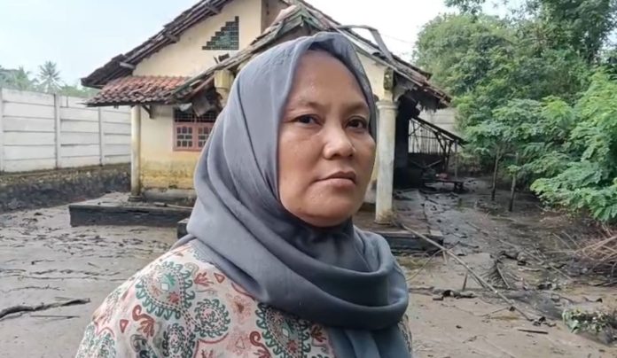 Umayah menagih ganti rugi dari PT LBI terkait rumahnya yang seringkali terendam banjir (Bantentv.com/ Imron)