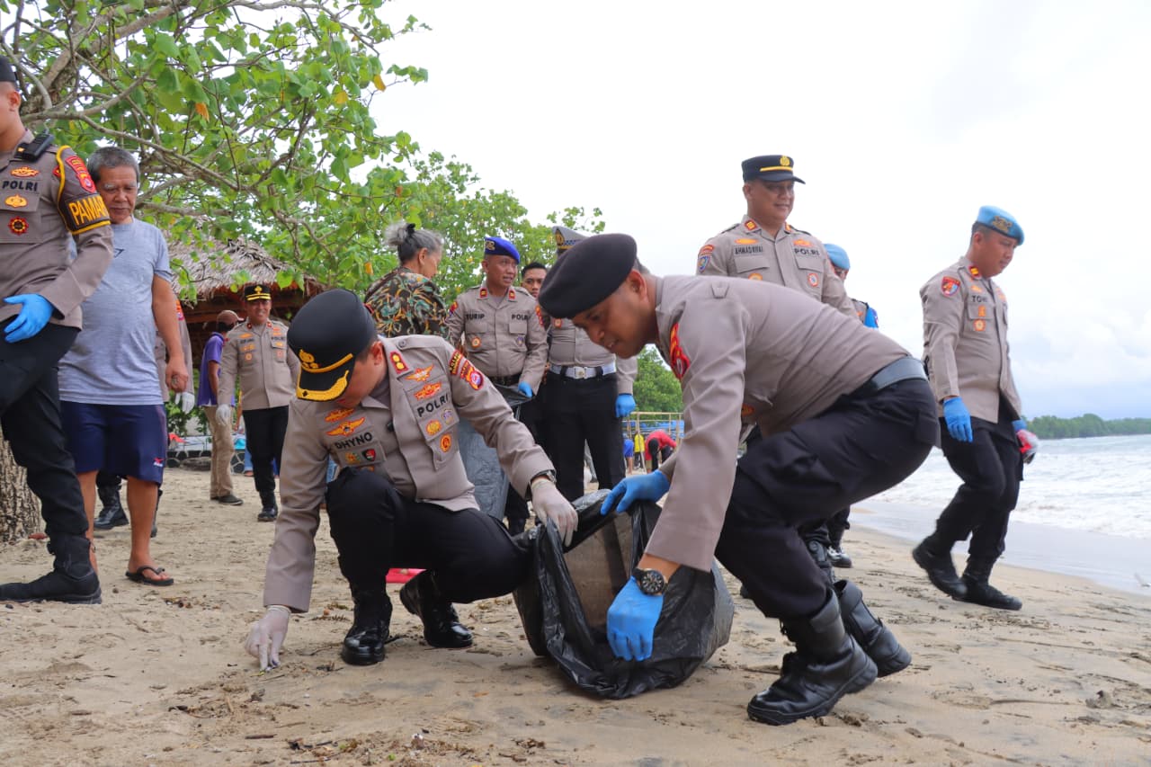 Polres Pandeglang menggelar aksi bersih-bersih sampah di kawasan Pantai Carita (Bantentv.com/ Rangga)