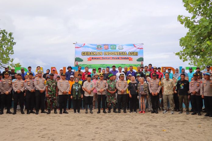 Polres Pandeglang menggelar aksi bersih-bersih sampah di kawasan Pantai Carita (Bantentv.com/ Rangga)