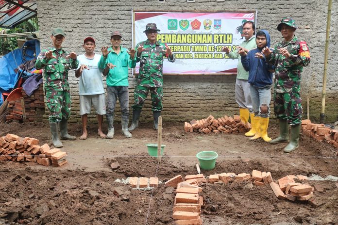 Kodim 0602/Serang membangun RTLH seorang warga berprofesi penjual gorengan (Bantentv.com/ Jaya)