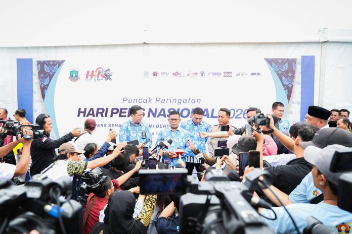 Gubernur Banten Andra Soni (tengah) pada puncak peringatan Hari Pers Nasional (HPN) 2026 di Provinsi Banten (Bantentv.com/ Hendra)
