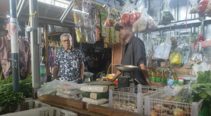 Kepala Disperindag Cilegon memantau stok Minyakita di Pasar Blok F (Bantentv.com/ Ali)