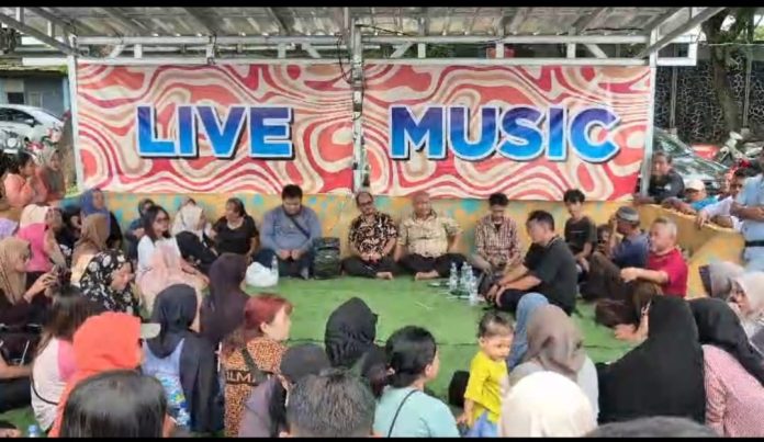 Disparpora Kota Serang menertibkan kawasan Stadion Maulana Yusuf (Bantentv.com/ Jaya)