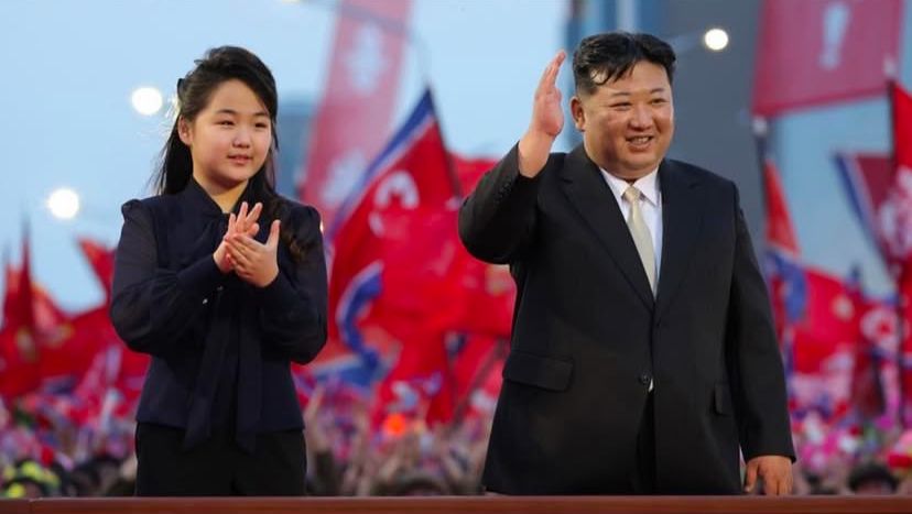 Kim Jong Un bersama putrinya, Kim Ju Ae (Instagram/@btgfeed)