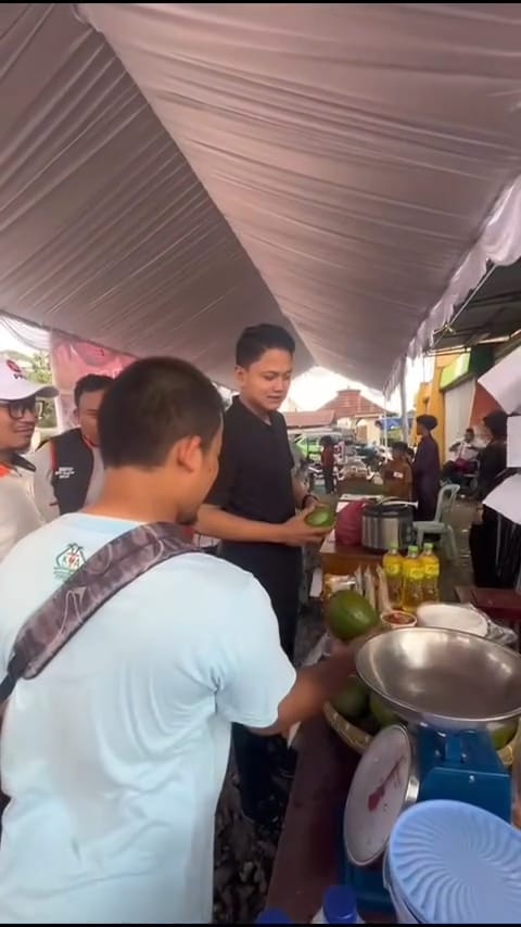 Wakil Bupati Pandeglang membeli sejumlah produk di lokasi Pasar Tani (Bantentv.com/ Rangga)