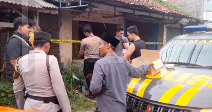Mayat membusuk ditemukan di rumah kosong di Cijoro Pasir pada Minggu, 15 Februari 2026 (Bantentv.com/ Nano)