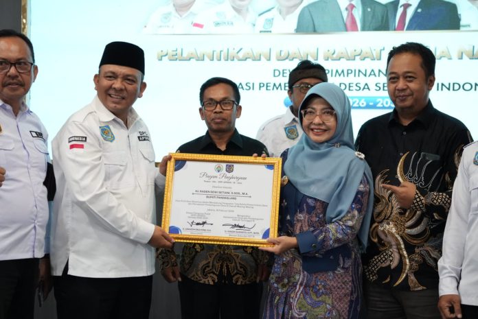 Bupati Pandeglang menerima apresiasi Kemendes PDT (Bantentv.com/ Rangga)