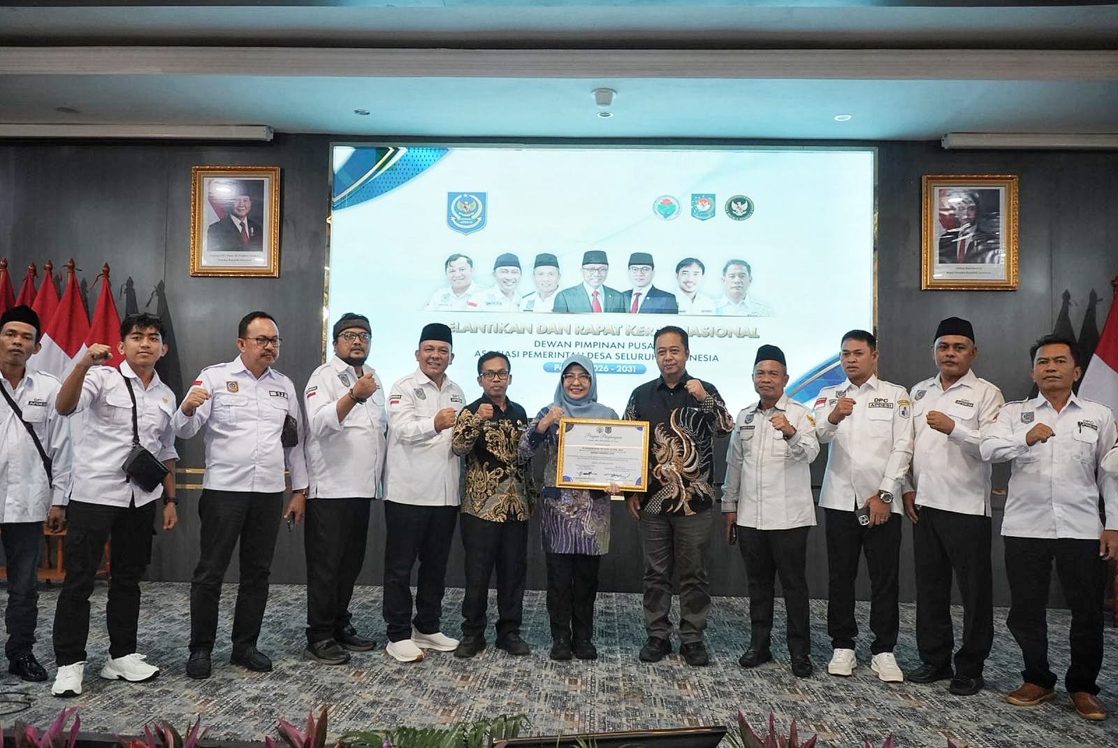 Bupati Pandeglang menerima apresiasi Kemendes PDT (Bantentv.com/ Rangga)