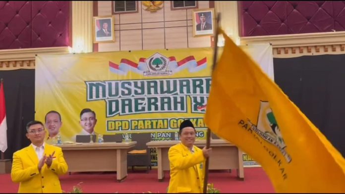Ketua DPD Golkar Terpilih Tb. A Khatibul Umam saat mengibarkan panji Bendera Golkar (Bantentv.com/ Rangga)