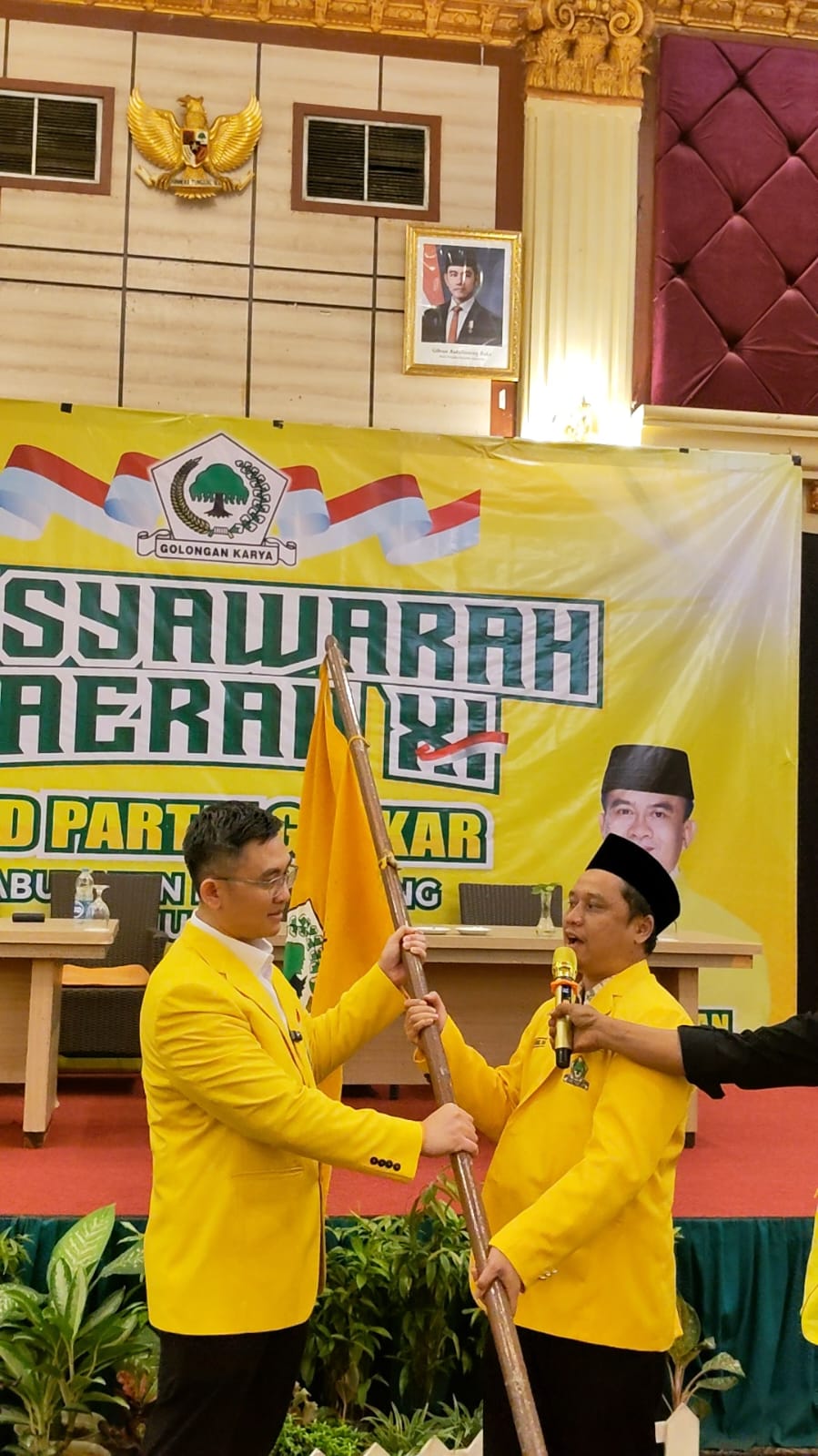 Ketua DPD Golkar Terpilih Tb. Seorang Khatibul Umam saat mengibarkan panji Bendera Golkar (Bantentv.com/ Rangga)