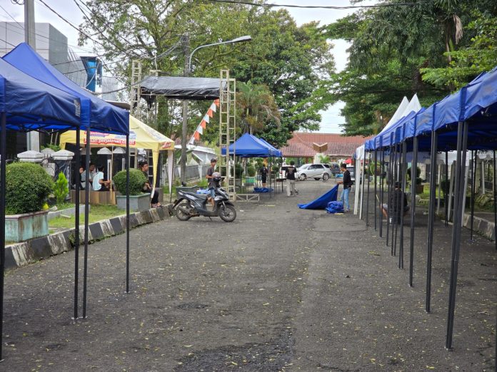 Sejumlah panitia tengah melakukan persiapan Bazar Ramadan (Bantentv.com/ Rangga)