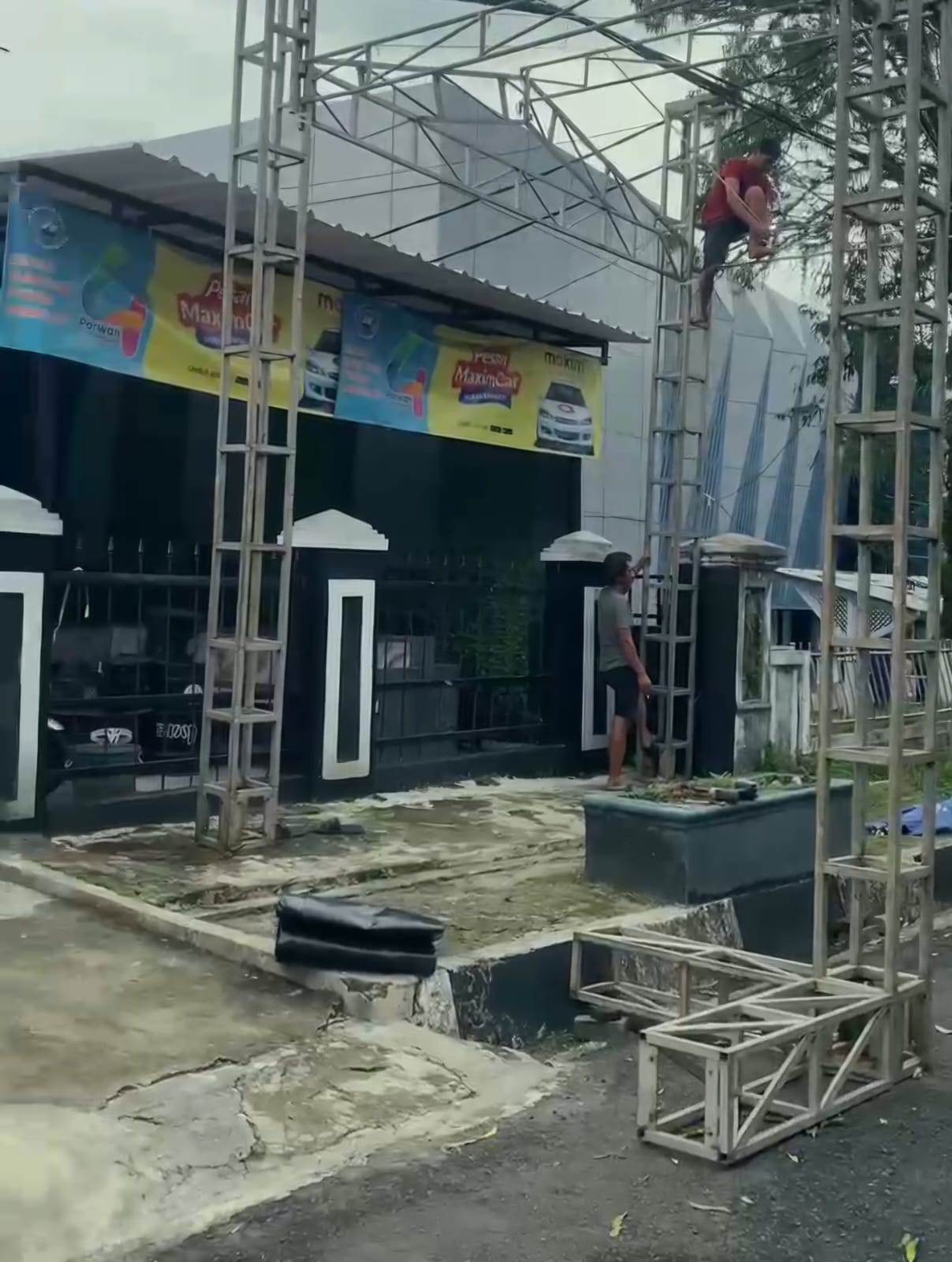 Sejumlah panitia tengah melakukan persiapan Bazar Ramadan (Bantentv.com/ Rangga)