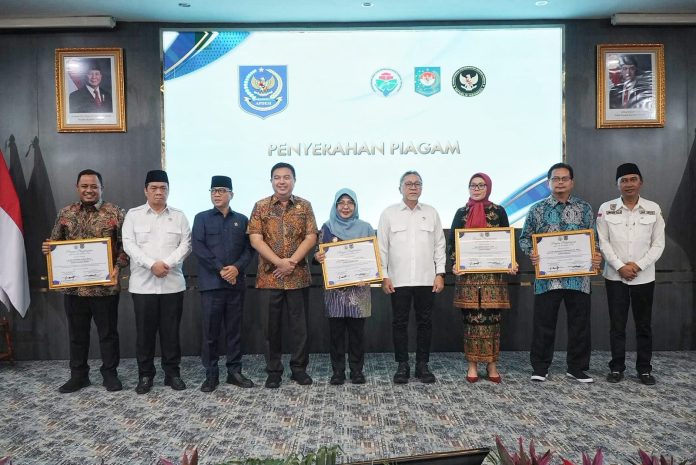 Bupati Pandeglang tengah menerima penghargaan Mendes PDT (Bantentv.com/ Rangga)