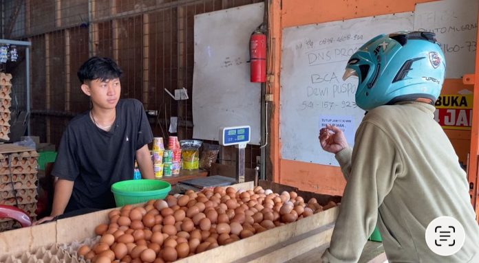 Harga telur ayam dan puyuh di Pasar Rau mengalami kenaikan (Bantentv.com/ Imron)